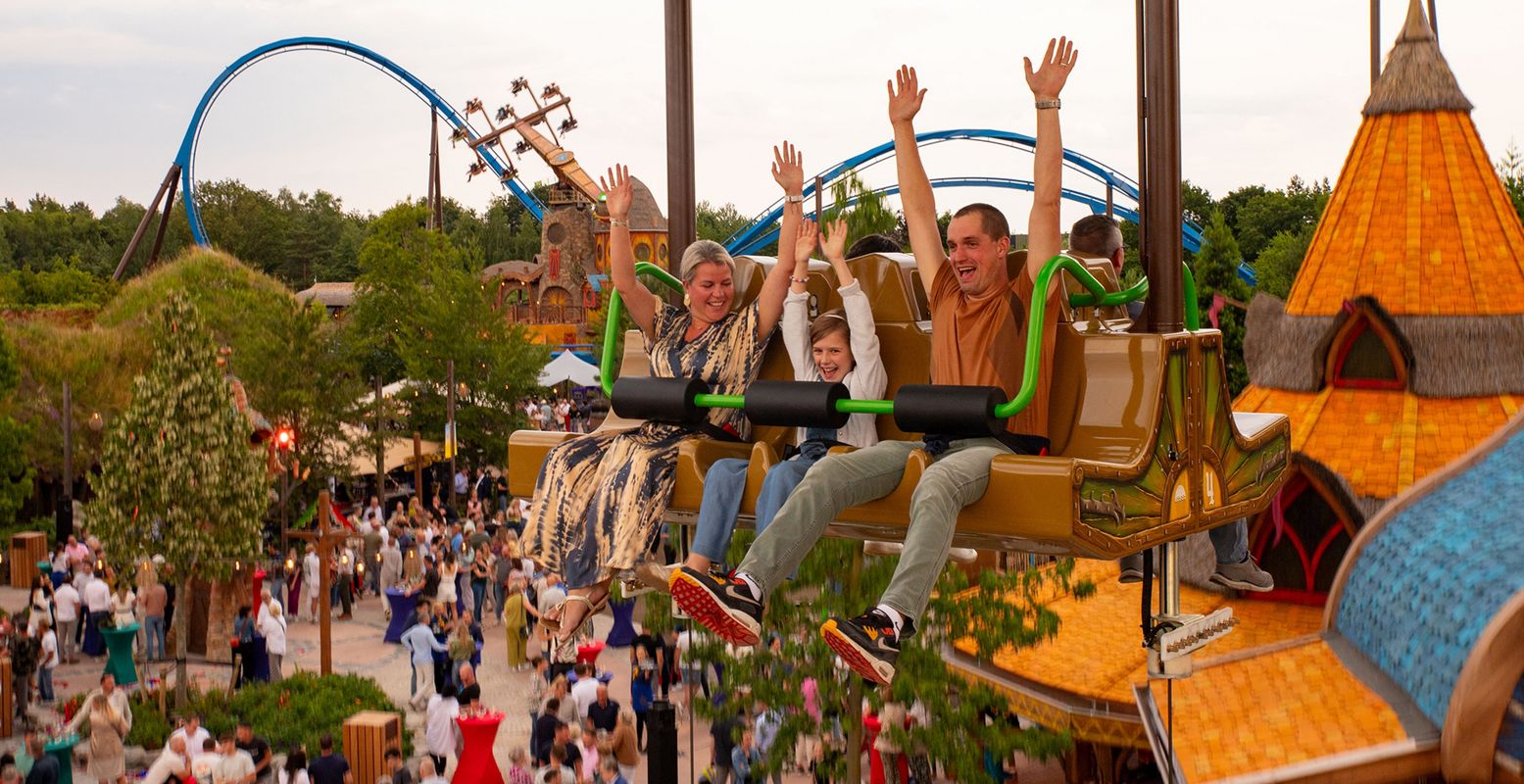 Met het hele gezin gezellig een dagje naar een pretpark, zoals Toverland in Limburg. Foto: Attractiepark Toverland