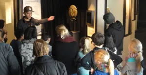 Ga los met Afrikaanse beats in het Afrika Museum Rappende rondleiders laten je de collectie zien. Foto: Afrika Museum.