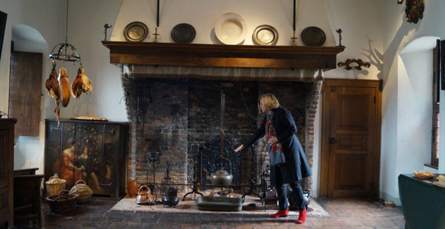 "Het varken bedruipt zichzelf," vertelt gids Monique in de keuken van het Muiderslot. Foto's: Caroline de Vente