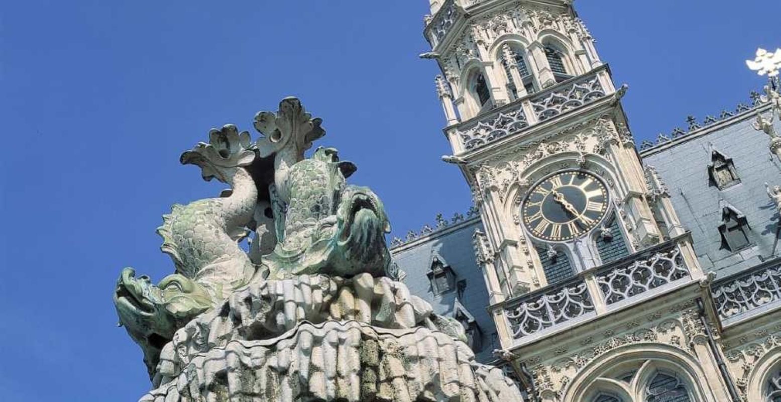 Het Stadhuis van Oudenaarde is een gebouw om voor stil te blijven staan... Foto: Stadhuis van Oudenaarde