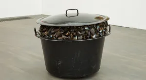 S.M.A.K. toont: het Broodthaerskabinet Marcel Broodthaers, Grande Casserole de Moules, 1966 Foto: Dirk Pauwels
