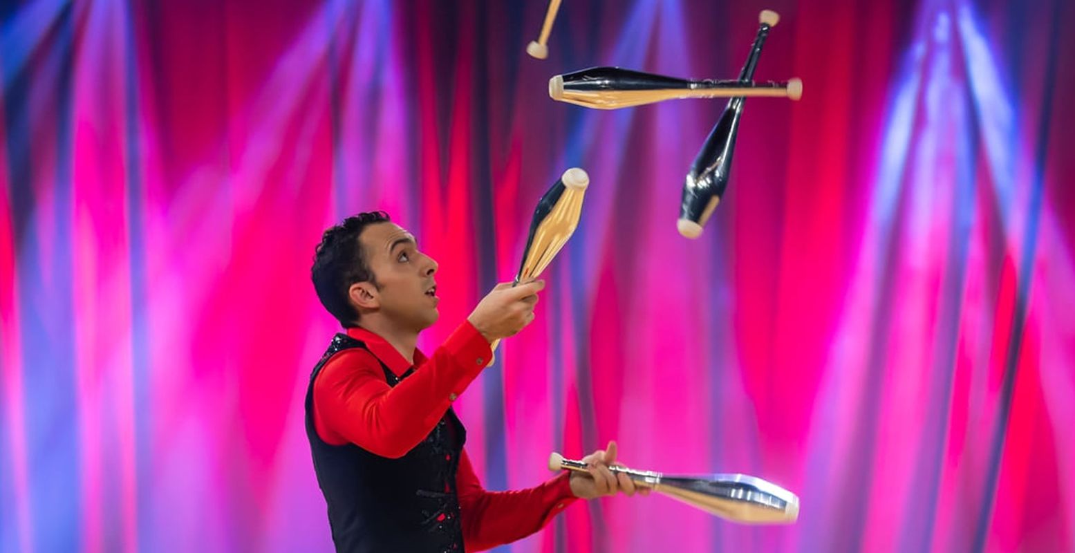 De jongleur doet zijn act in Kerstcircus Enschede. Foto: Kerstcircussen.nl