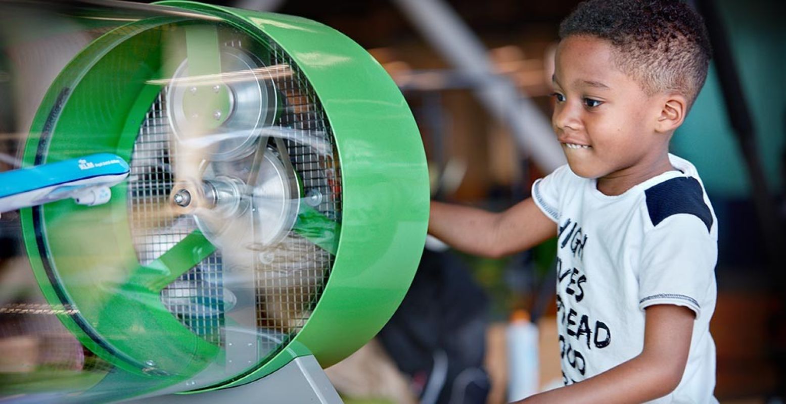 Voer leuke experimenten uit op de Holland Boulevard op Schiphol. Foto: NEMO Science Museum © DigiDaan.