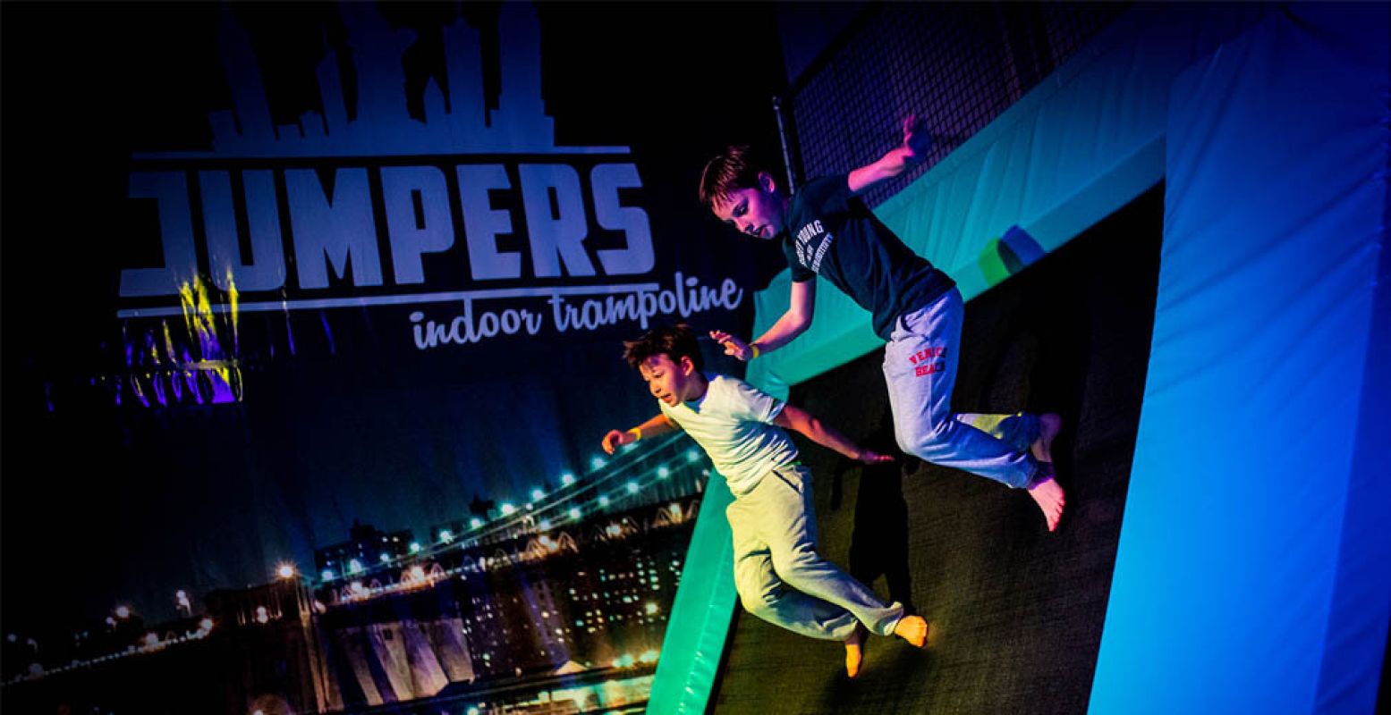 Actief uitje voor het hele gezin: Jumpers Indoor! Non-stop springen en basketballen op trampolines. Foto: Jumpers Indoor.