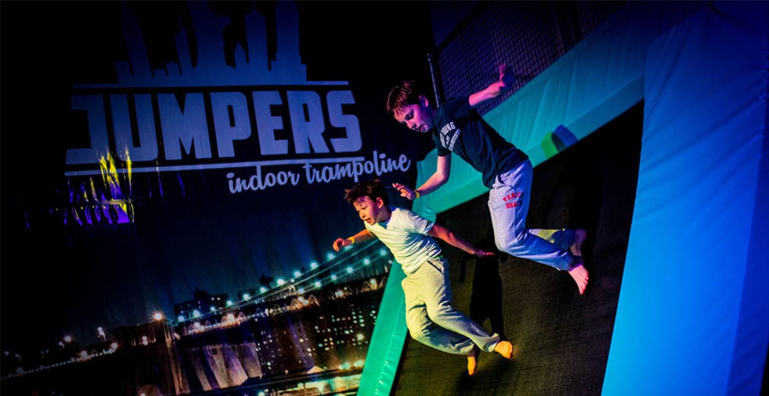 Actief uitje voor het hele gezin: Jumpers Indoor! Non-stop springen en basketballen op trampolines. Foto: Jumpers Indoor. Actief uitje voor het hele gezin: Jumpers Indoor! Non-stop springen en basketballen op trampolines. Foto: Jumpers Indoor.