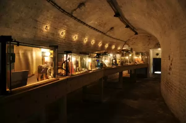 Schuilkeldermuseum Maastricht Vitrines vol spullen uit de Tweede Wereldoorlog en de Koude Oorlog. Foto: Schuilkeldermuseum Maastricht © Jan van Tol