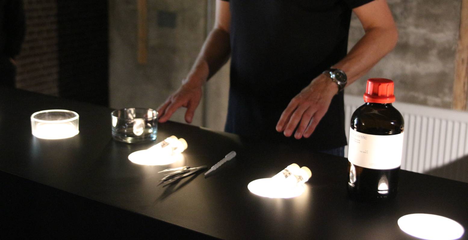 Alles ligt klaar: zo meteen worden de kikkers voorzichtig met een pincet in glazen bakjes met glycerine geplaatst. Foto: DagjeWeg.NL Alles ligt klaar: zo meteen worden de kikkers voorzichtig met een pincet in glazen bakjes met glycerine geplaatst. Foto: DagjeWeg.NL