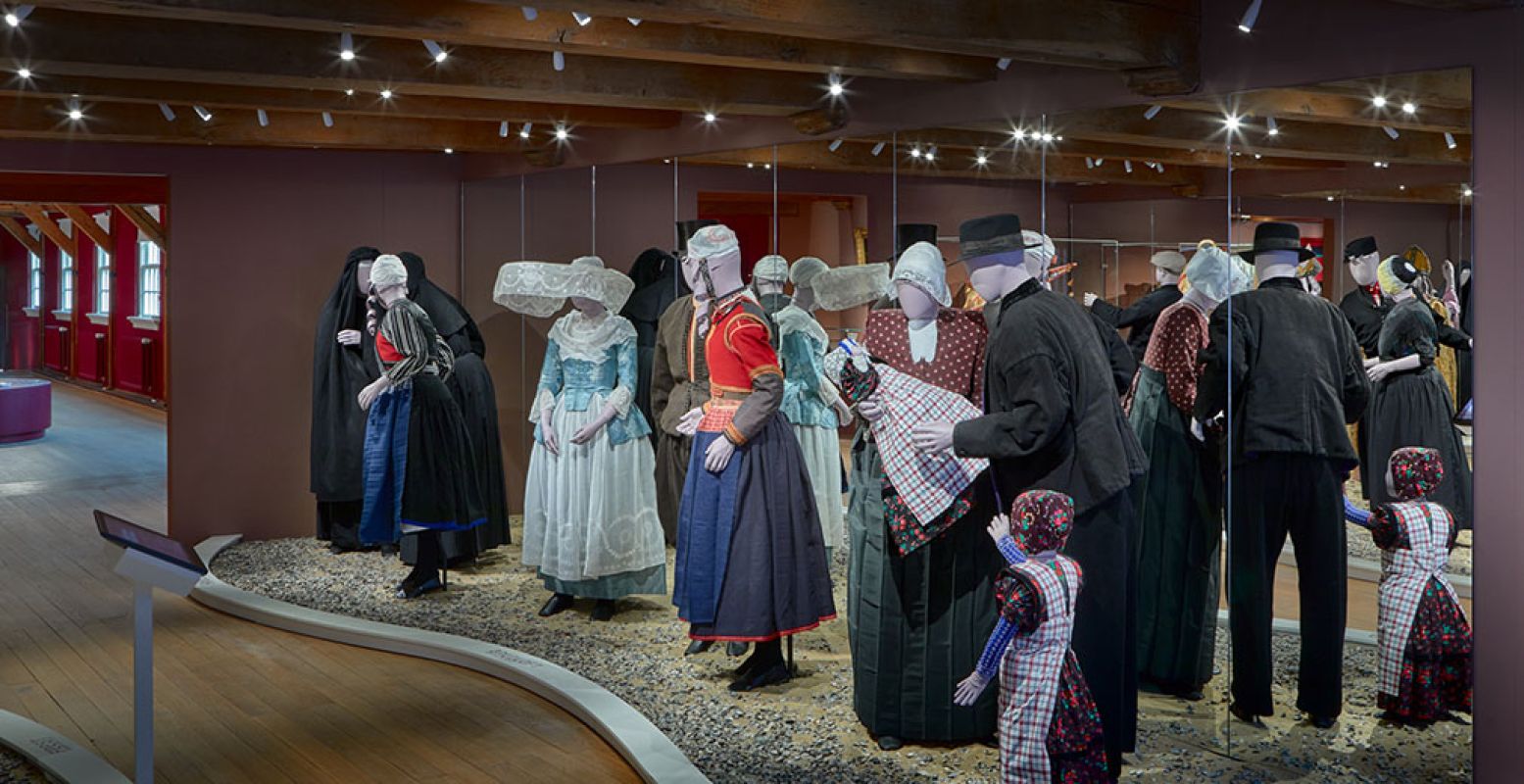 Ook de klederdracht verschilde rondom de hele kust van de Zuiderzee. Foto: Zuiderzeemuseum © Erik Hesmerg