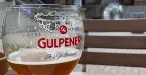 Bourgondisch genieten in Gulpen Proost! Bourgondisch genieten in Gulpen in de Hoptuin van het BrouwLokaal. Foto: DagjeWeg.NL / Robin Elbersen.