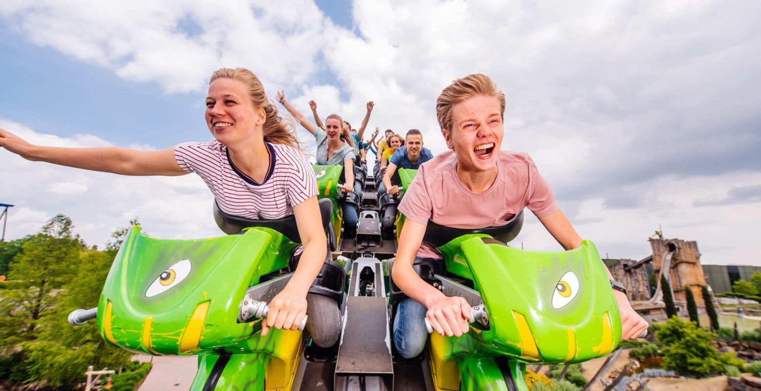 Sjees over de achtbaan alsof je op een motor ligt in de Booster Bike. Foto: Attractiepark Toverland © Kris Van de Sande