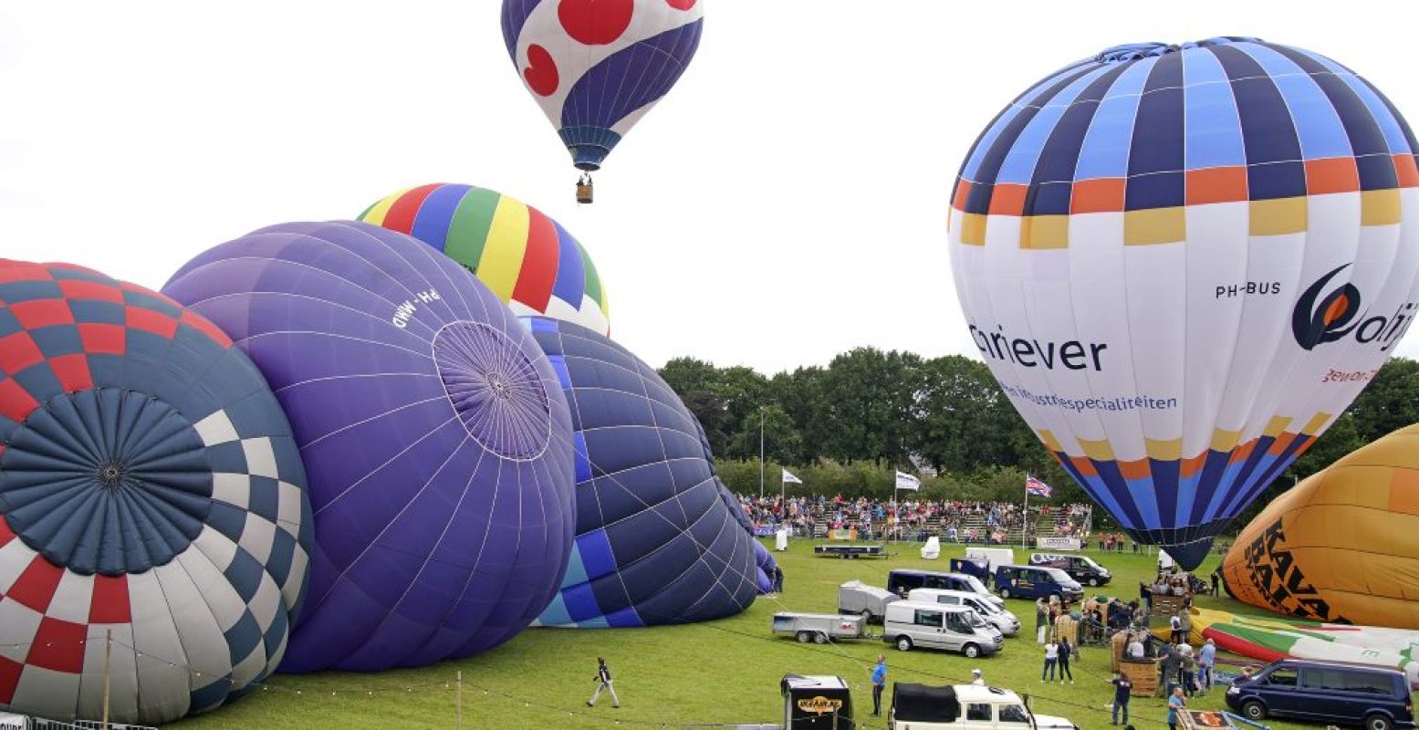 Ruim 35 ballonnen gaan de lucht in. Foto: Gewoan Dwaan - Douwe Bijlsma