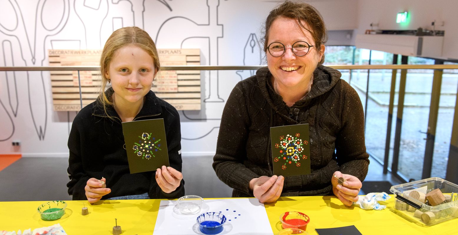 In de Ambachtenwerkplaats mag je zelf aan de slag, met Staphorster stipwerk bijvoorbeeld. Foto: Nederlands Openluchtmuseum © Mike Bink