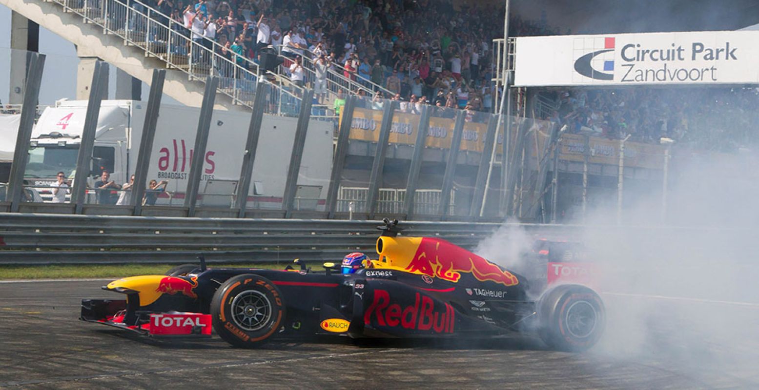 Max Verstappen in actie tijden de Jumbo Familie Racedagen. Jumbo is een van de sponsors die de komst van de Formule 1 naar Zandvoort mogelijk maken. Foto: persfoto Circuit Zandvoort / fotografie Essay Produkties.