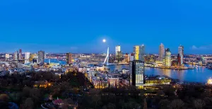 Romantiek voor twee (en ook nog fijn voor de portemonnee) Bewonder samen het prachtige uitzicht vanaf de Euromast. Foto: Euromast Rotterdam.