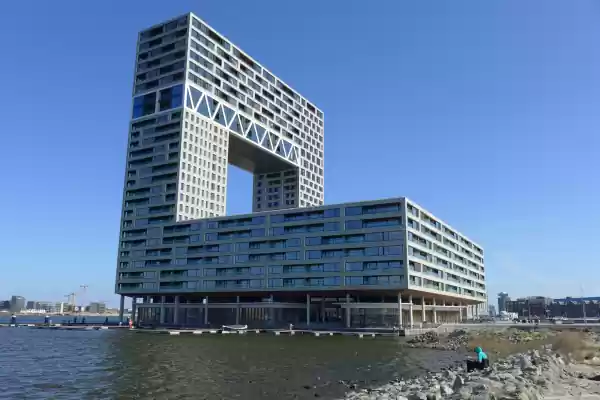 Vaartocht over het IJ, Amsterdam Pontsteiger. Foto: Jeske Janssen, De Gebouwengids.