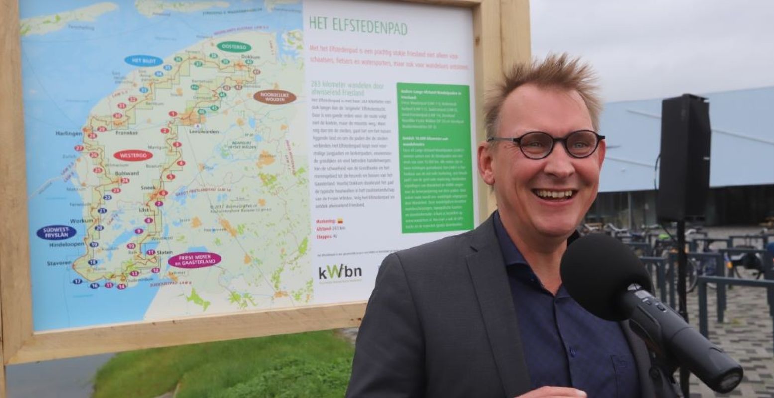 Gedeputeerde Michiel Schrier bij de opening van het Elfstedenpad. Foto: Wandelnet © Harry Blokzijl