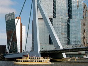 Geniet van Rotterdams imposante skyline.