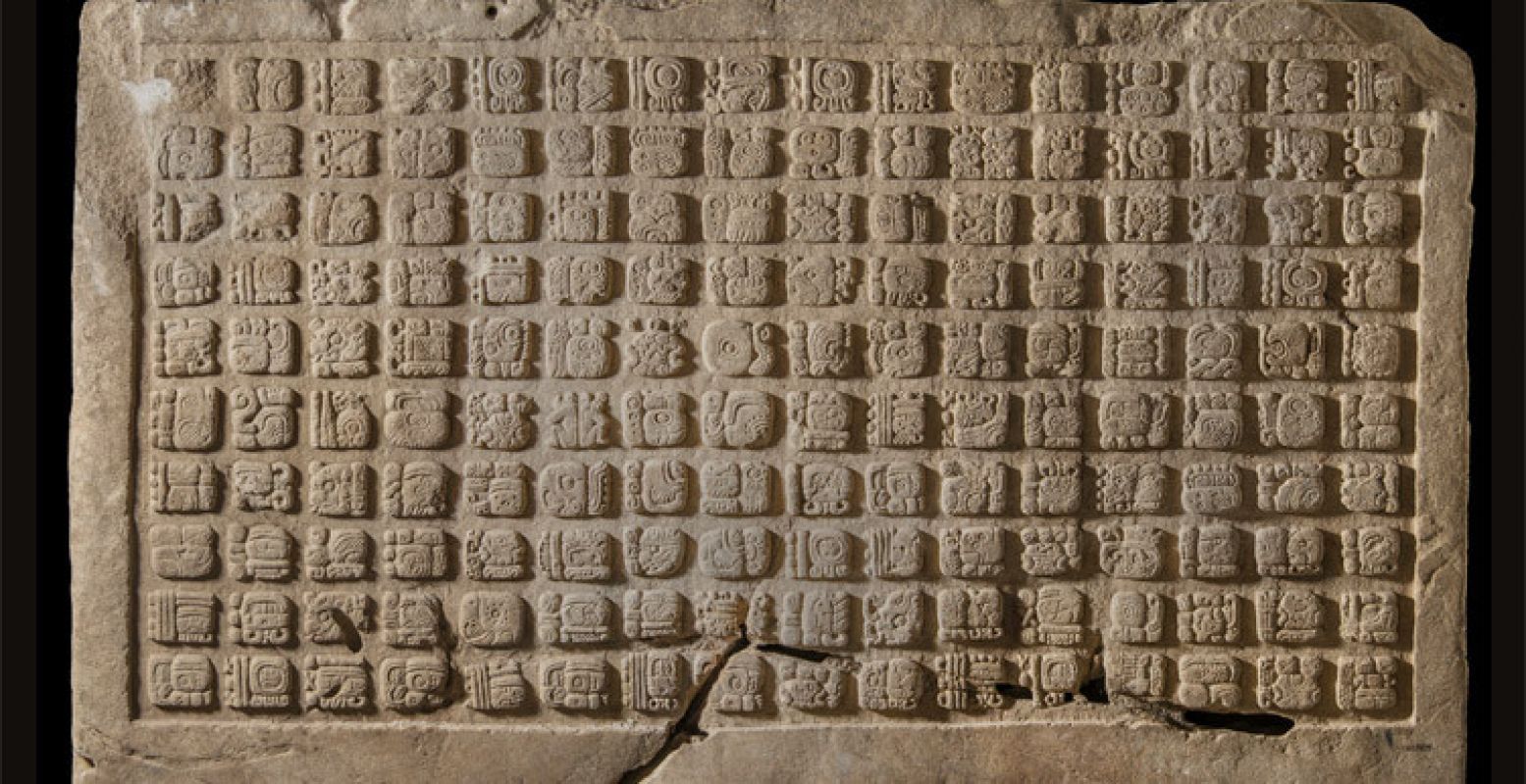 Kalkstenen paneel met 160 hiërogliefen, 799 na Christus, kalksteen, collectie: Fundaciân La Ruta Maya, Guatemala.