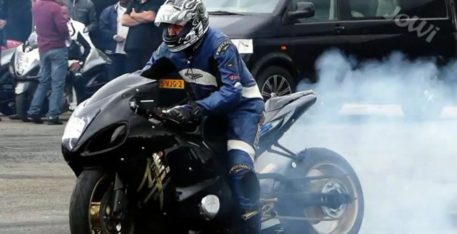 Bekijk de dragrace met motoren. Foto:  Youtube .