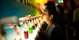 Liefde én voordeel: het perfecte romantische dagje uit Ontdek de waanzinnige wereld van cocktails. Foto: House of Bols Cocktail & Genever Experience Amsterdam