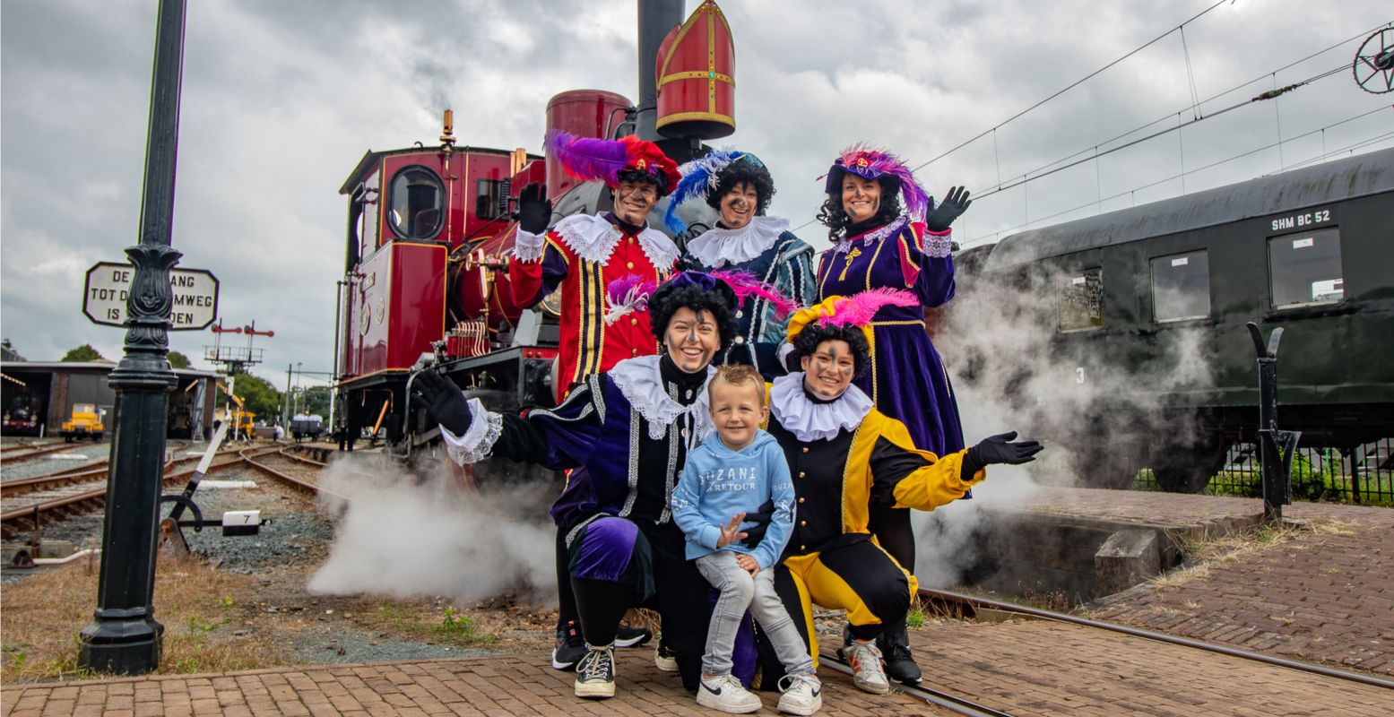 Het is een gezellig boel op de Pieten Expres. Foto: Museumstoomtram Hoorn-Medemblik