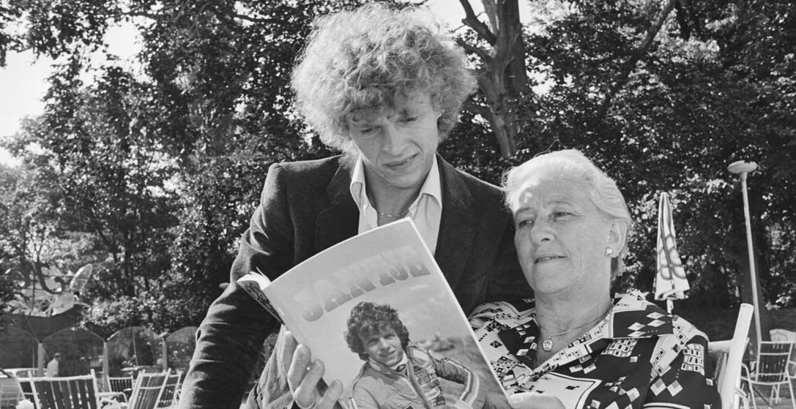 Bekijk bijzondere foto's van race-icoon Jan Lammers, waaronder deze foto waarbij hij het boek 'Jantje' bekijkt met zijn moeder. Foto: Koen Suyk, Nationaal Archief / Anefo