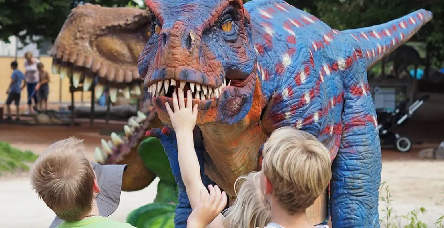 Beleef je eigen Jurassic Park momentje bij één van de dinoparken, zoals Dinoland Zwolle. Foto: Dinoland Zwolle