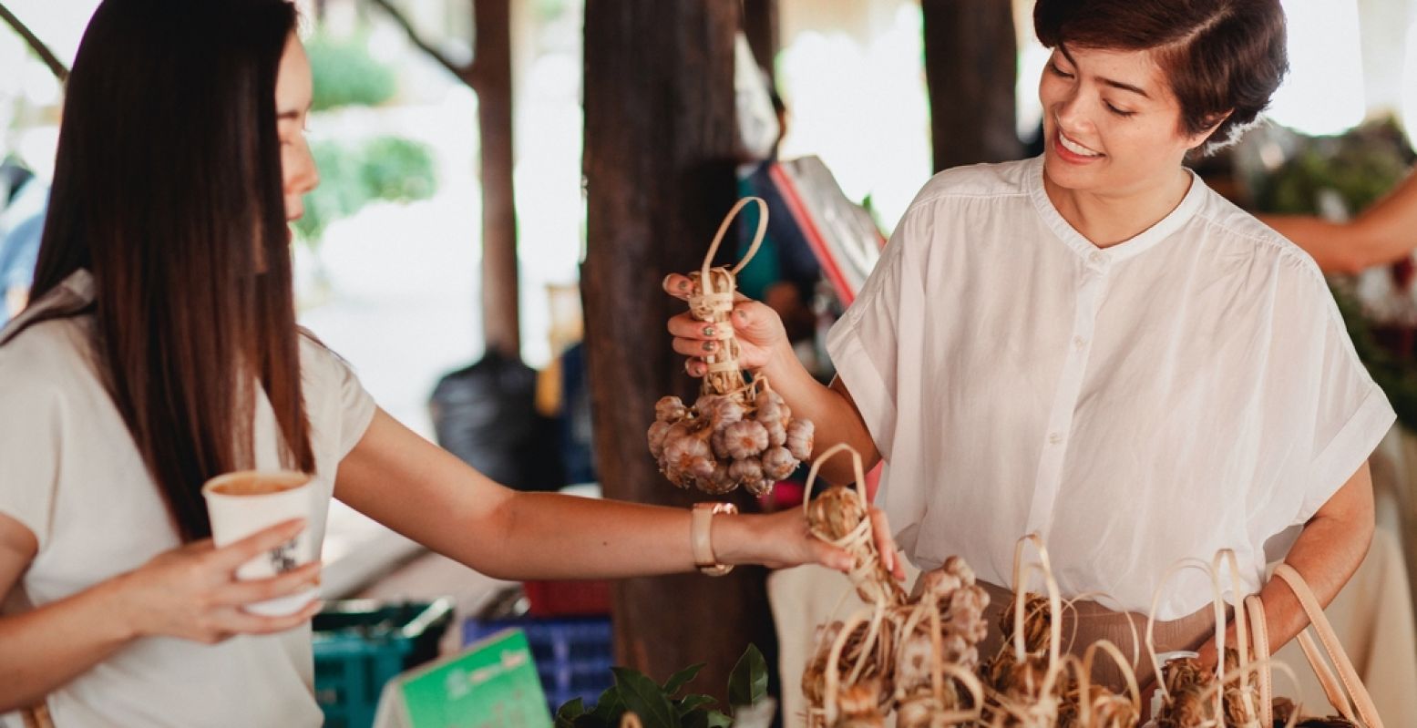 Vriendinnendagje? Ga gezellig shoppen! Wie weet welke vintage pareltjes of lekkernijen je op de kop tikt. Foto:  Pexels  © Sam Lion