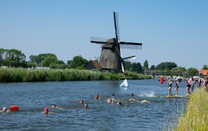 Open Water Alkmaar Fotobeschrijving: Alkmaar Sport organiseert de Open Water Alkmaar het grootste open water zwemevenem