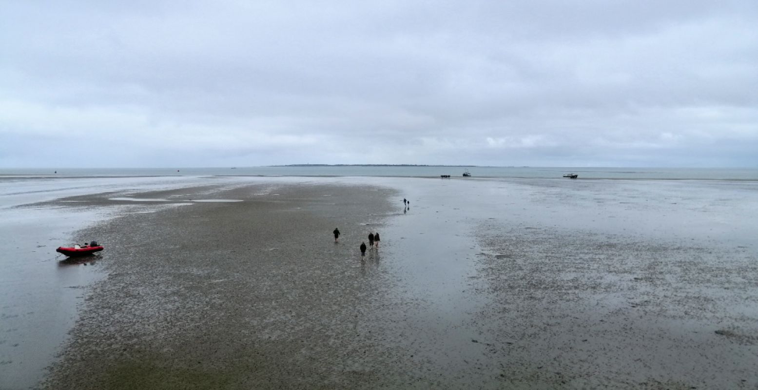 Alleen maar zand en zee, zover het oog reikt. Foto: DagjeWeg.NL.