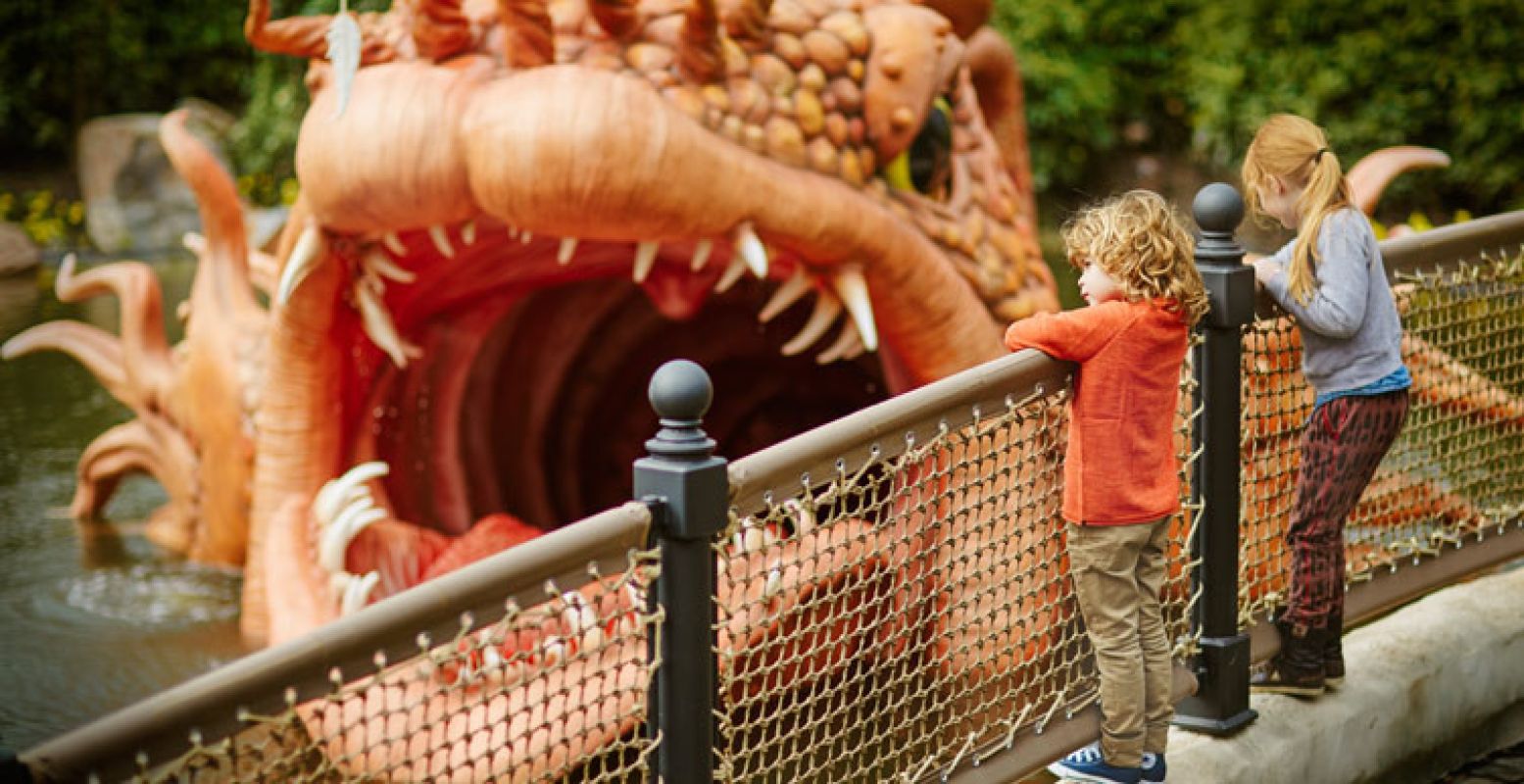 Kinderen bij de monstervis. Foto: Efteling