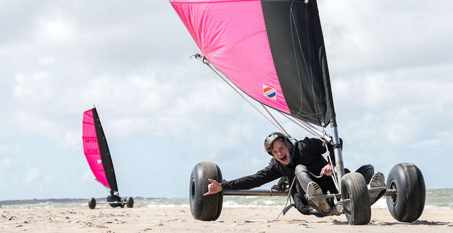 Met een blokart scheuren over het strand! Stoere mannen (en vrouwen) draaien daar hun hand niet voor om. Foto: Natural High © Milan van der Meer