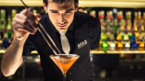Bartender maakt een cocktail bij Bols