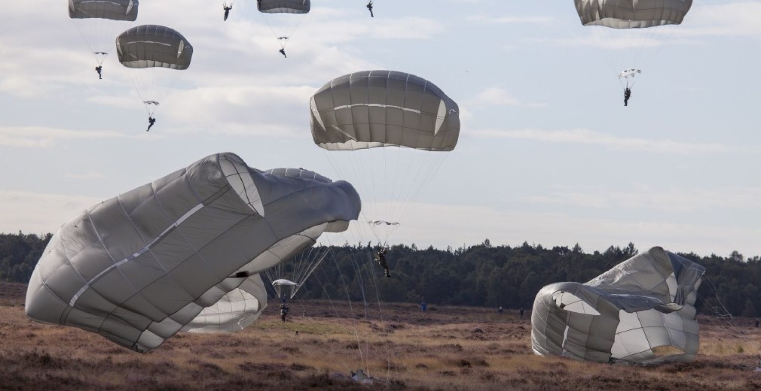 Parachutisten landen op de Ginkelse Heide. Foto: Gemeente Ede.