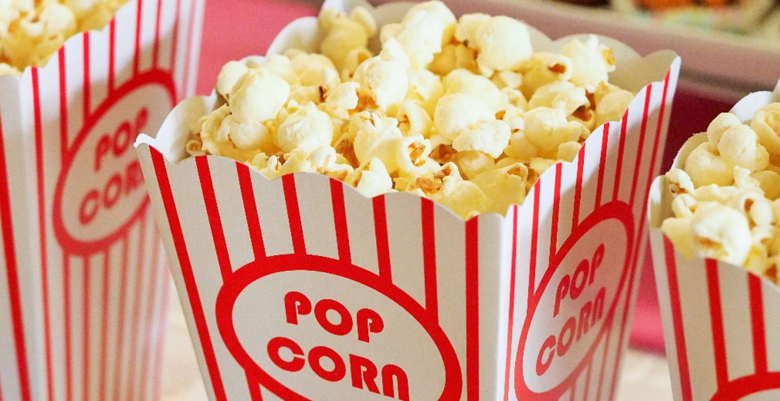 Pak de popcorn er maar bij voor een fijn filmavondje thuis. Foto:  Pexels.com ,  Creative Commons Zero-licentie .