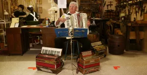 Stiekem snuffelen in het Oude Ambachten en Speelgoedmuseum Heb jij een verzoeknummer voor deze meneer? Zijn accordeon brengt de sfeer er goed in!