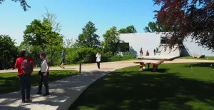 Verbinding als toverwoord in vernieuwd Museum Arnhem De nieuwe vleugel, gezien vanuit de beeldentuin. Foto: DagjeWeg.NL