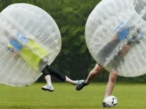 Heel veel gelach tijdens bubbelvoetbal! Foto: AvonturenEvents