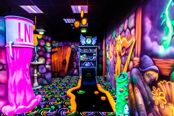 Stap deze fluorescerende fantasiewereld in. Foto: GlowGolf Schiedam