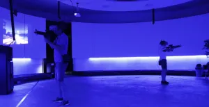 Dichtbij huis en toch even helemaal weg: ga op avontuur bij Nexxt VR Een virtual reality beleving bij Nexxt VR is al mogelijk vanaf twee personen. Foto: Nexxt VR.