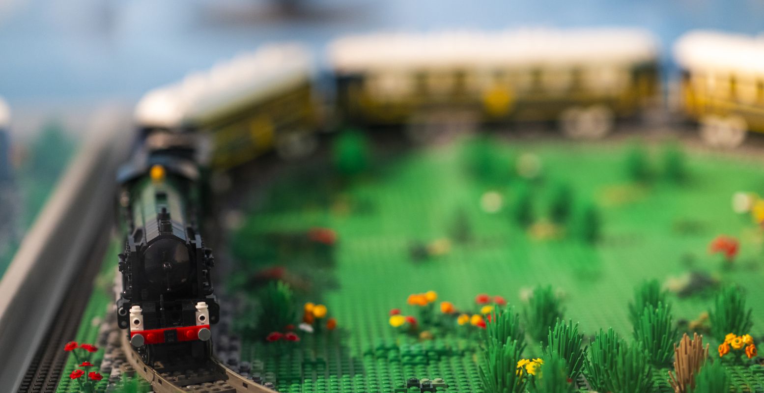Alle vervoersmiddelen die je je maar kunt bedenken, maar dan in LEGO-blokjes! Foto: CODA Museum