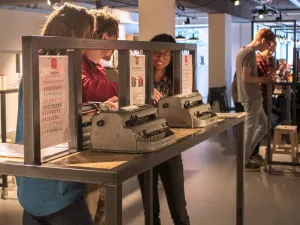 Aan de slag met braille op het doe-plein! Foto: MUZIEUM.