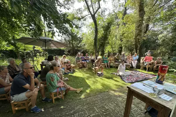 Muziek in de tuin. Foto: Anne-Marie D. Muziek in de tuin. Foto: Anne-Marie D.