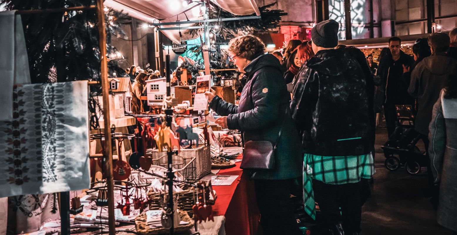 Kraampjes vol kerstspullen en cadeautjes, fonkelende lichtjes, warme chocolademelk en glühwein: het is weer tijd voor de kerstmarkten! Foto: Zweedse Kerstmarkt © Martijn Krul