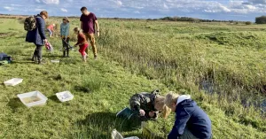 Waterbeestjes zoeken met de boswachters van het Zwanenwater - OERRR Waterbeestjes zoeken met de boswachters van het Zwanenwater - OERRR | Foto geüpload door gebruiker Natuurmonumenten.