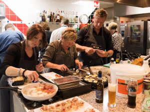 Samen koken is leerzaam, leuk en vooral heel gezellig. Foto: Kookstudio Delicio