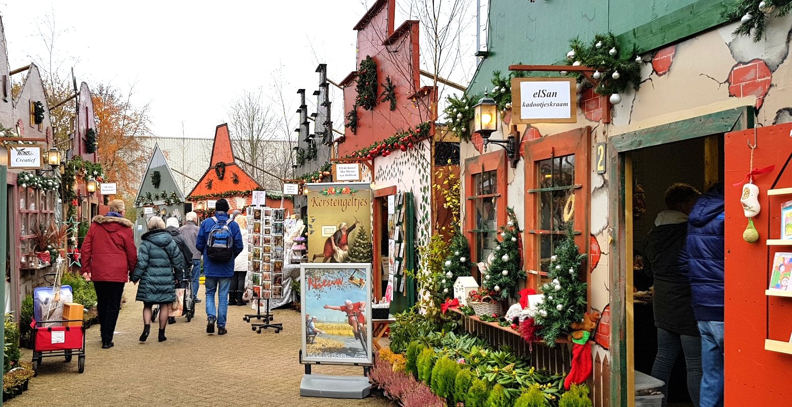 Winkelen in de huisjes van het KerstNostalgie kerstdorp. Foto: DagjeWeg.NL