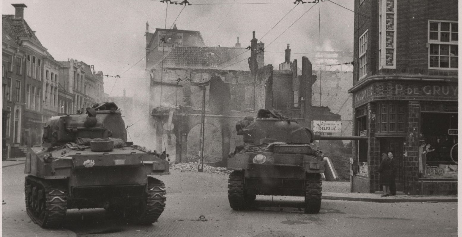 Twee tanks op het Zuiderdiep nabij de Oosterstraat. Foto: Groninger Archieven.