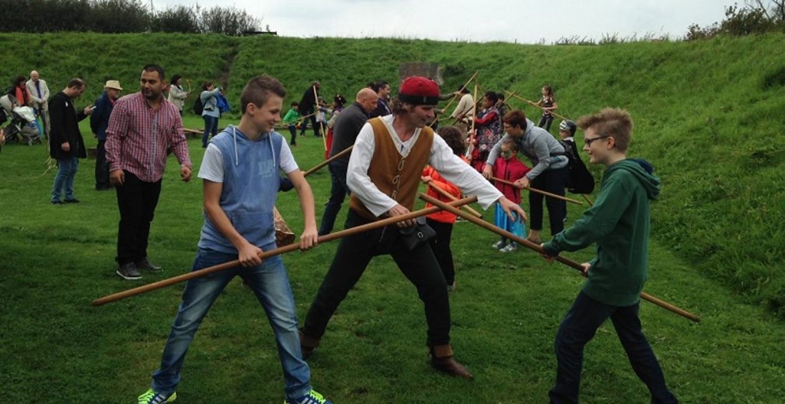 Waag je aan een workshop stokvechten in het Muiderslot. Foto: Muiderslot