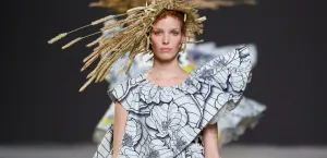 Jurken à la Van Gogh Viktor&Rolf, Spring/Summer 2015 Haute Couture. Look 2, Alisa Ahmann. Foto: Peter Stigter.